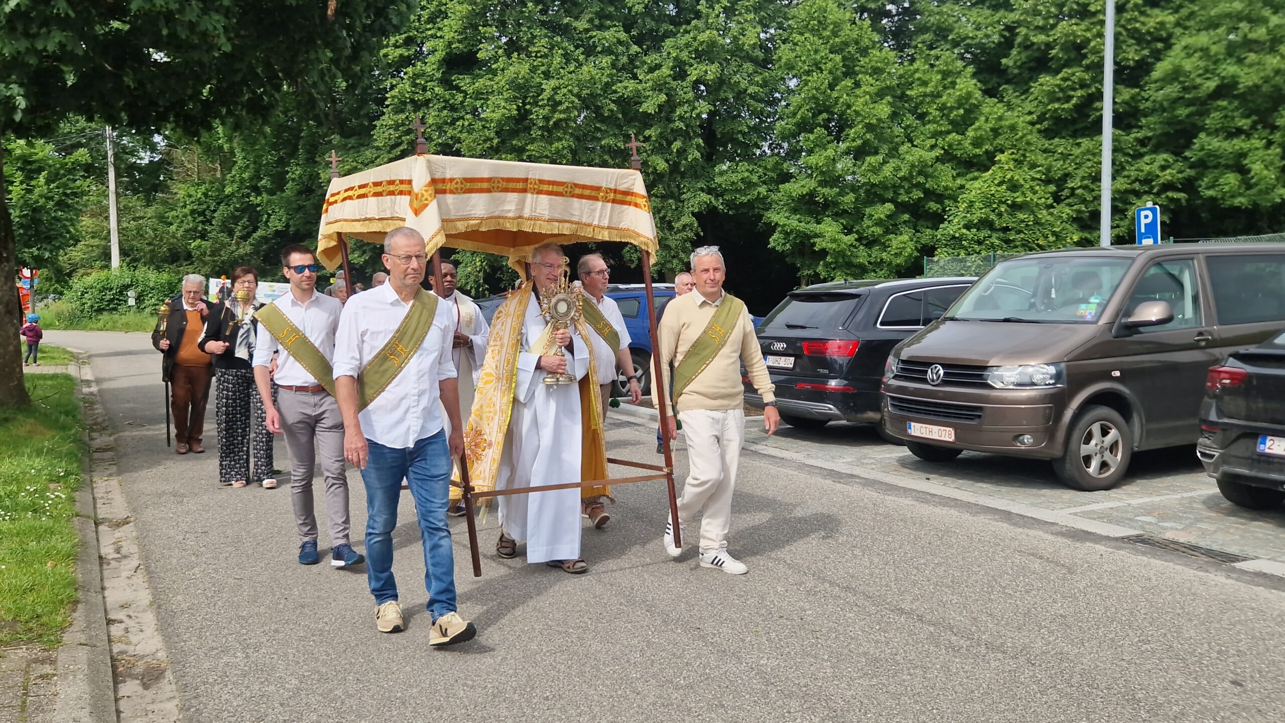 H. Sacrament onder baldakijn