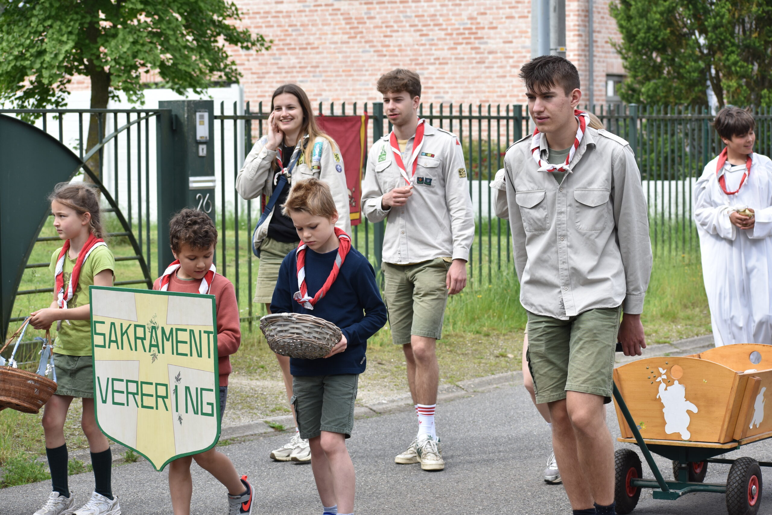 Kinderen met mandjes groen